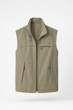 Men's lightweight vest featuring zippered pockets and a structured collar, ideal for outdoor activities and casual wear. 2