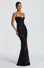 Elegant women's figure-hugging maxi dress perfect for formal occasions, featuring a flattering silhouette and sophisticated design. 2