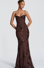 Elegant women's figure-hugging maxi dress perfect for formal occasions, featuring a flattering silhouette and sophisticated design. 3